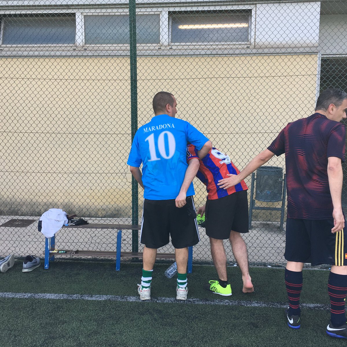 diarioEPOC's tweet photo. 🚨LA NOTA NEGATIVA
LA ENÉSIMA LESIÓN DE GERI DEMBOUZ

El frágil extremo se rompe en su retorno al fútbol de alta competición. Entre lágrimas y ayudado por su capitán y por Expert, jugador del equipo rival, Geri se refugia en el vestuario ante una sonora ovación del estadio. https://t.co/sGMWdWJOhI