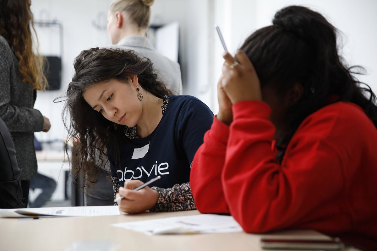 AndrieuxBonneau's tweet photo. Nous continuons notre semaine de bénévolat d’entreprise ! Nos collaborateurs ont sorti leurs 📝 pour un atelier de développement personnel pour les jeunes de l’@Inst_Telemaque 👨‍🎓👩‍🎓 #Ikigaï #WeekofPossibillities #AbbVieGivesBack ©@DureuilPhoto cc @Benenova_fr https://t.co/cwR942uEO0
