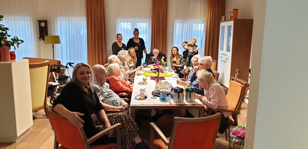 De uitdaging van afdelingsmanager Ragonda van der Spek van <a href="/VoorveldseHof/">Voorveldse Hof</a> ! De woning waarvan alle medewerkers een groen bekwaamheidspaspoort hebben wint een High Tea! 
Opleidingscentrum 'de Verdieping' feliciteert woning 6 met dit mooie resultaat! #Vakmanschap