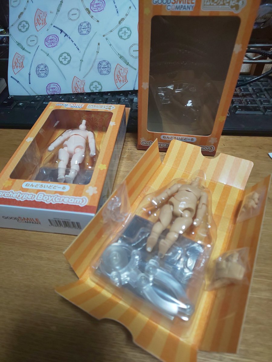 ねんどろいどどーるのおよふくの本を勢いで予約したので、とりあえずどーるを用意するところから始めた。
これをな、こうして、こうじゃ。 
