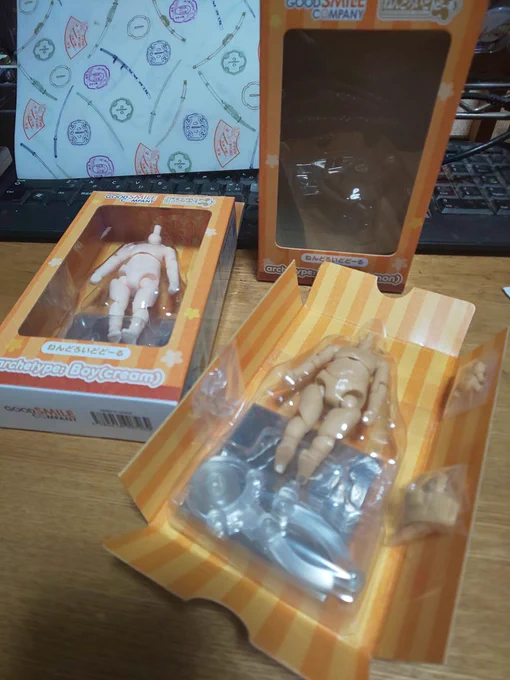 ねんどろいどどーるのおよふくの本を勢いで予約したので、とりあえずどーるを用意するところから始めた。
これをな、こうして、こうじゃ。 