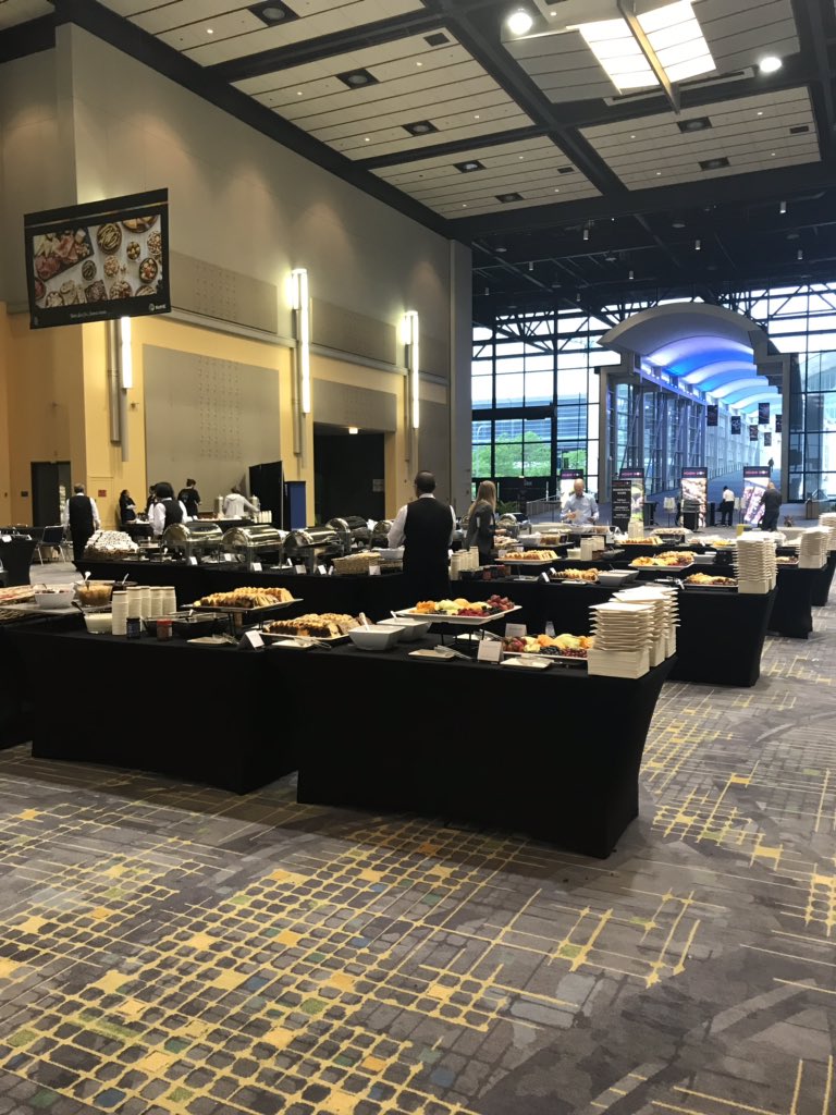 KeHEUS's tweet image. Join us at 7:30 a.m. to help fight food scarcity in America! We’re ready to provide 50,000 meals to those in need before we begin the show. When you’re done serving others, grab breakfast and a mimosa to celebrate! It’s all happening in the Hall D Foyer. #ServingGoodness