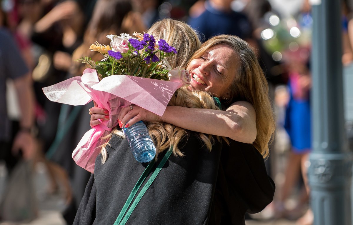 queensualumni's tweet photo. That’s a wrap on spring convocation. Congratulations to the approximately 5,000 new graduates who are now officially Queen’s alumni. #qgrad19 https://t.co/4AF2eyfC1y