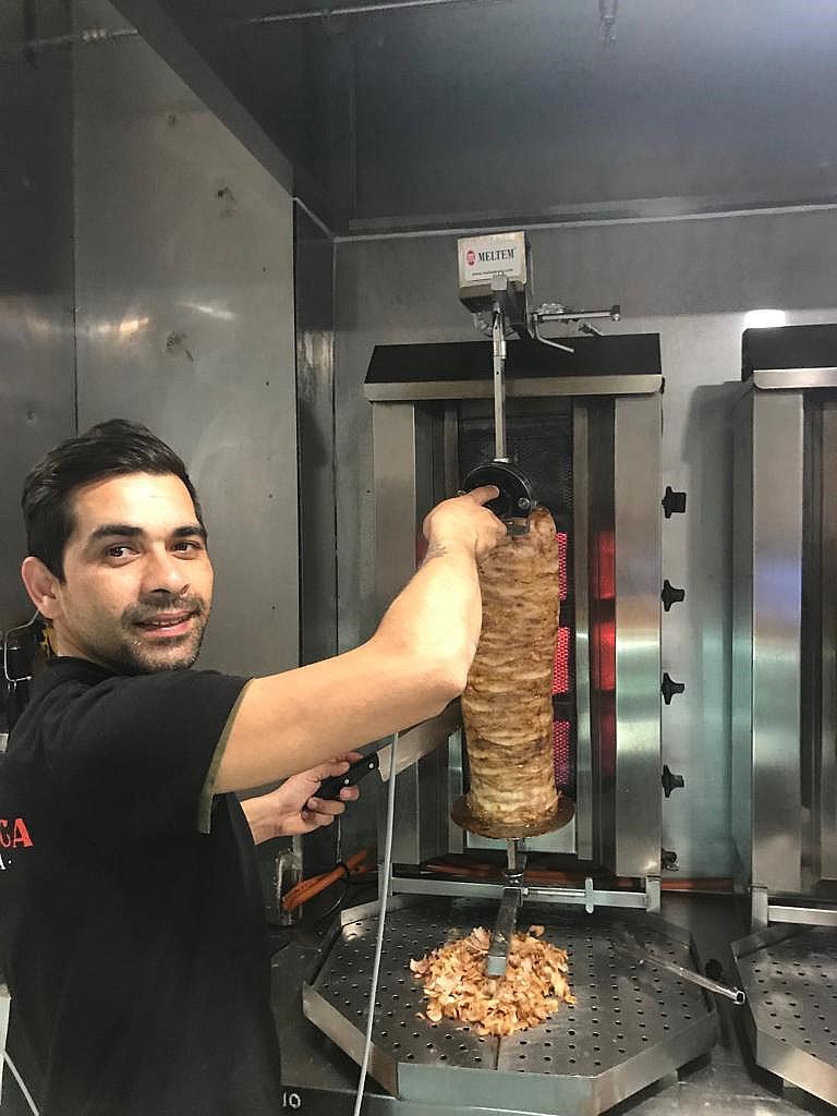 a_LaTurca's tweet photo. #ProductosFrescos y naturales, carne de primera, ¡y todo #casero!, con nuestro sello único y personal, esa es la filosofía de #aLaTurca, para que disfrutes con #confianza lo que te estás #comiendo, porque nos gusta tener content@s a nuestros #clientes.
#Restaurantes #SantaPola🥙 https://t.co/jo3qpOyQ0e