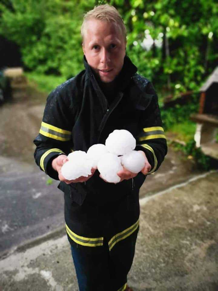 Insólito, Granizo gigante el que calló en el valle de Poljanska cerca de Kolpa, sur de Eslovenia 🇸🇮 Jun 11, 2019 Informe: POLJANSKA KOLPA Vía @NeurjeSi @severeweatherEU