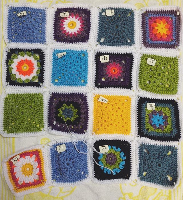 繋いでいるところです！
あと少し😊 
#crochet #かぎ針編み #編み物 #グラニーブランケット #アシェットコレクションズジャパン #ふだん使いのかわいいかぎ針編み #motif #モチーフつなぎ bit.ly/2F7eZ6P