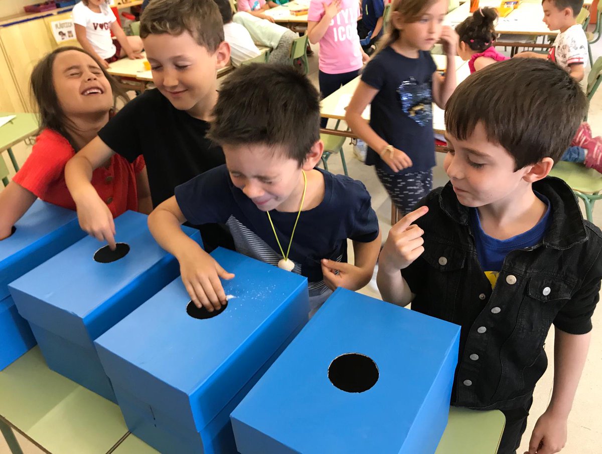 galis_esc's tweet photo. Els nens i les nenes de primer estem treballant els sentits,i avui ens ha tocat el gust...Mireu quines cares!!!
#medi #elssentits #aprenemiexperimentem https://t.co/talMA6XnFd