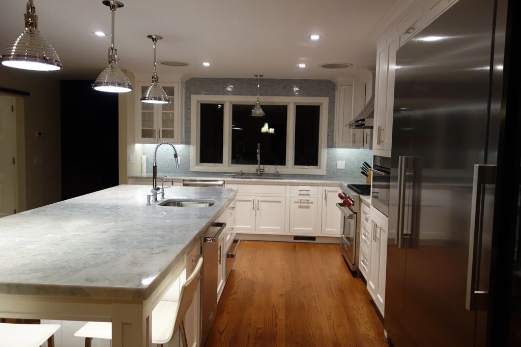 Nash_Granite's tweet image. We just love receiving photos of installed products. Check out our clients kitchen featuring 'Sea Sky’. This massive kitchen island gets an A++ in our book!
.
.
.
#nashinventory #clientpic #stoneinspiration #naturalstoneslabs #stoneyard #interiordesign #interiordesigner