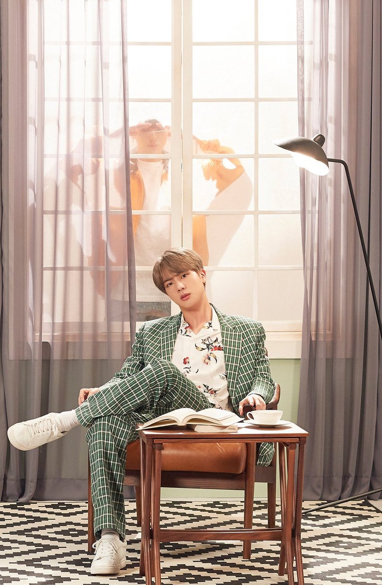 blobiejay's tweet image. Ok now what's the theory?👀
#6YearsWithOurHomeBTS
#RewindWithLuv 
#6YearsWithLuv
#BTSFESTA2019
#BangtanAttic