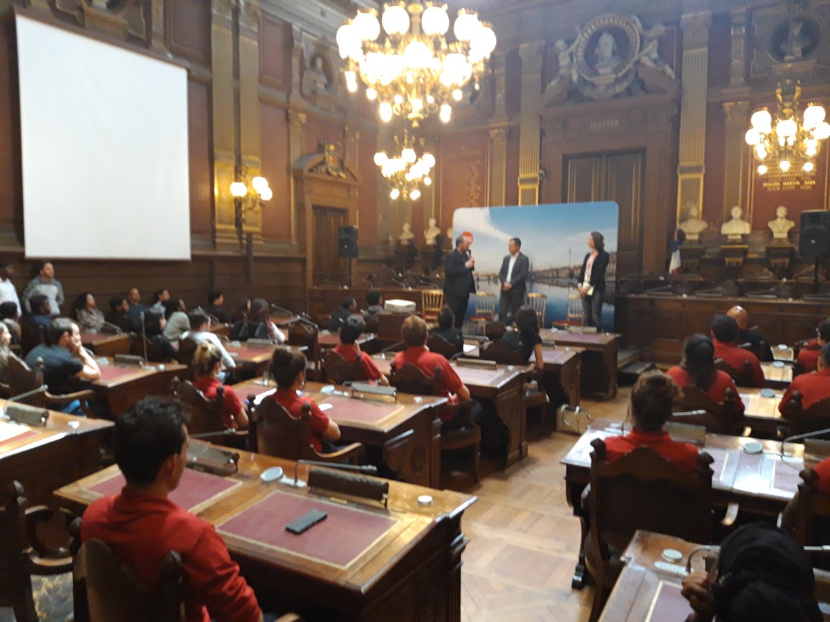 e2cGironde's tweet photo. Dans le cadre du @VDRecruteurs @AdeccoFrance @enedis_aqui_N donnent les codes pour intégrer le monde du travail à nos stagiaires #e2cBMA. merci à @yohandavidbdx @nflorian33 de nous accueillir dans la salle du conseil municipal pour ces échanges fondamentaux https://t.co/pg2K9G4sVK