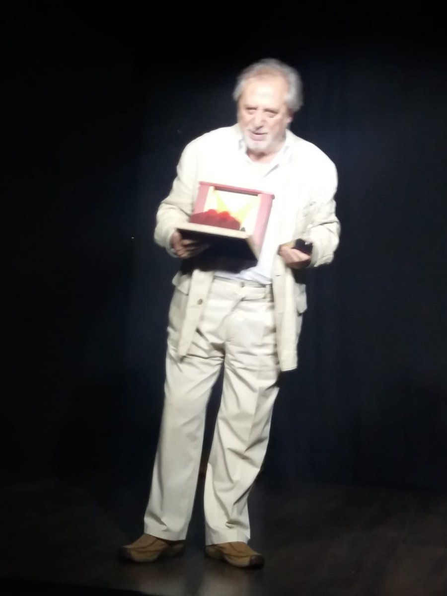 ¡Magnífico Manuel Galiana anoche en Madrid, el premio de honor del Festival ‘Francisco Nieva’! 🎭El actor invitó a una delegación del festival a su obra “Baile de Huesos” en Estudio 2 y se le entregó el obsequio viajero del festival #SanClementeConLaCultura #SanClementeEstáDeModa
