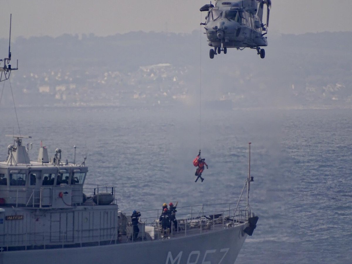 kon_marine's tweet photo. De dag voor de binnenkomst in Rouen oefenen de Adelborsten van de kruisreis  samen met de Franse marine. Zij voeren hier verschillende oefeningen uit met een Franse NH90 en patrouilleschip FS Pluvier. #KoninklijkeMarine #Adelborsten #kruisreis https://t.co/E6ugx4toNm