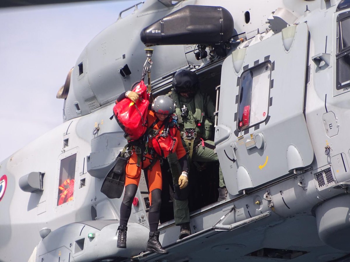 kon_marine's tweet photo. De dag voor de binnenkomst in Rouen oefenen de Adelborsten van de kruisreis  samen met de Franse marine. Zij voeren hier verschillende oefeningen uit met een Franse NH90 en patrouilleschip FS Pluvier. #KoninklijkeMarine #Adelborsten #kruisreis https://t.co/E6ugx4toNm
