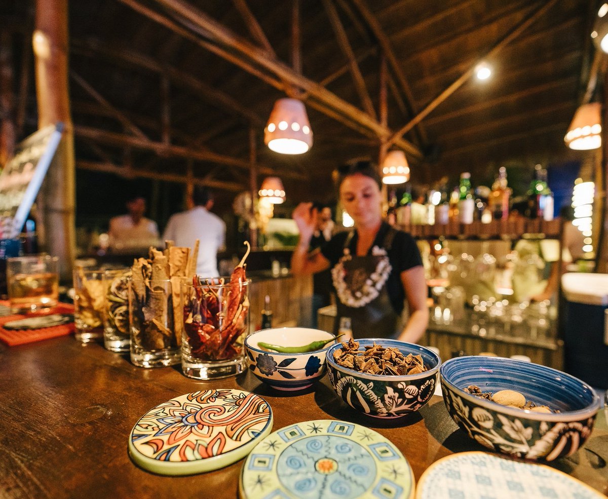 bugs_designbug's tweet image. Variety&apos;s the very spice of life, That gives it all its flavor. And we&apos;ve got all the variety in the world to spice up your wedding! Or should we say, all the spice in the world to add variety to your wedding! #weddingplanning #wesdingplanner #barsetup #bardecor #tabledecor