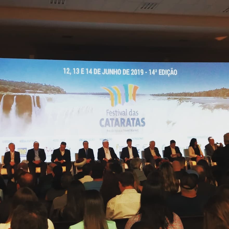 abeocbrasil's tweet photo. O presidente da ABEOC PR, Fábio Skraba, e o vice-presidente, Paulo Angeli, receberam, na Solenidade de Abertura do Festival das Cataratas, o ministro do Turismo, Marcelo Alvaro Antonio. #abeocpr #respiramosevento #abeocbrasil https://t.co/5sW0EWlQXt