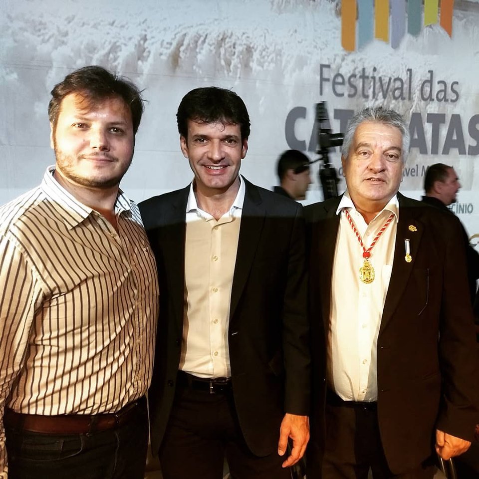 abeocbrasil's tweet photo. O presidente da ABEOC PR, Fábio Skraba, e o vice-presidente, Paulo Angeli, receberam, na Solenidade de Abertura do Festival das Cataratas, o ministro do Turismo, Marcelo Alvaro Antonio. #abeocpr #respiramosevento #abeocbrasil https://t.co/5sW0EWlQXt