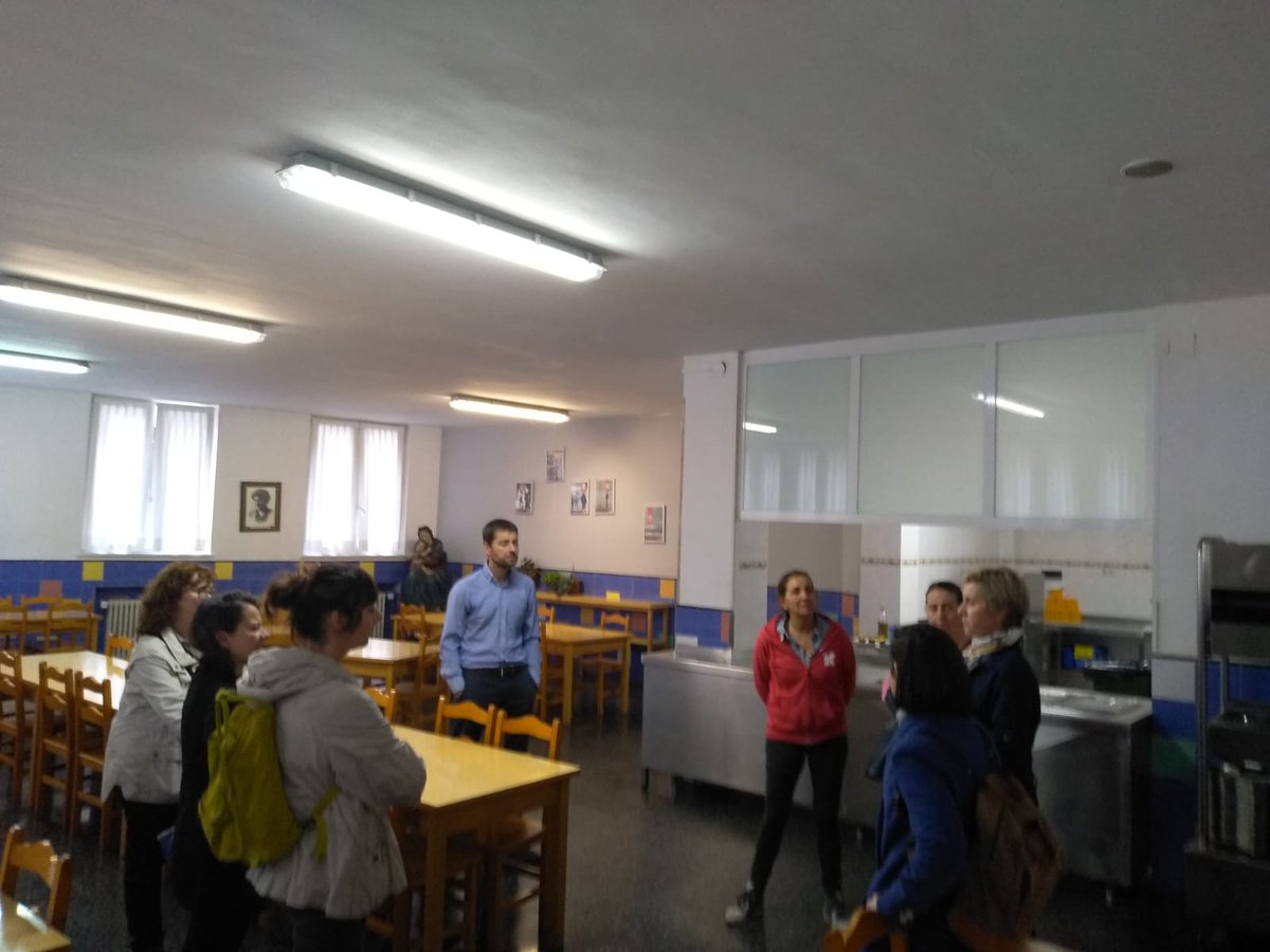 iparragirreikas's tweet image. Iparragirre ikastolan elkarbanatzearen garrantzia sustatzea oinarri dugu. Horregatik, #Cáritas-ek kudeatzen duen jantoki sozialerako (Apostolikas) elikagaien bilketa bat egin dugu. Gure familiei esker #janari asko lortu dugu. Mila esker!