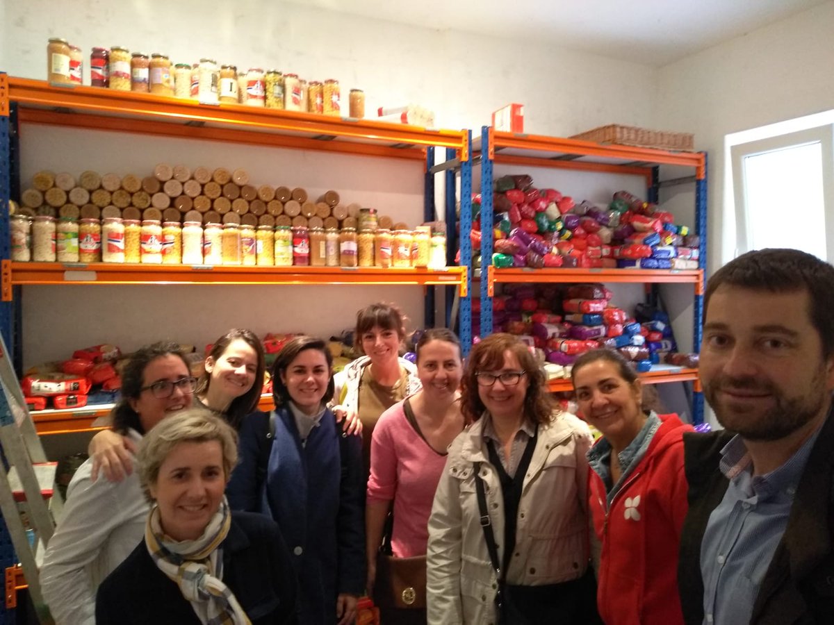 iparragirreikas's tweet image. Iparragirre ikastolan elkarbanatzearen garrantzia sustatzea oinarri dugu. Horregatik, #Cáritas-ek kudeatzen duen jantoki sozialerako (Apostolikas) elikagaien bilketa bat egin dugu. Gure familiei esker #janari asko lortu dugu. Mila esker!