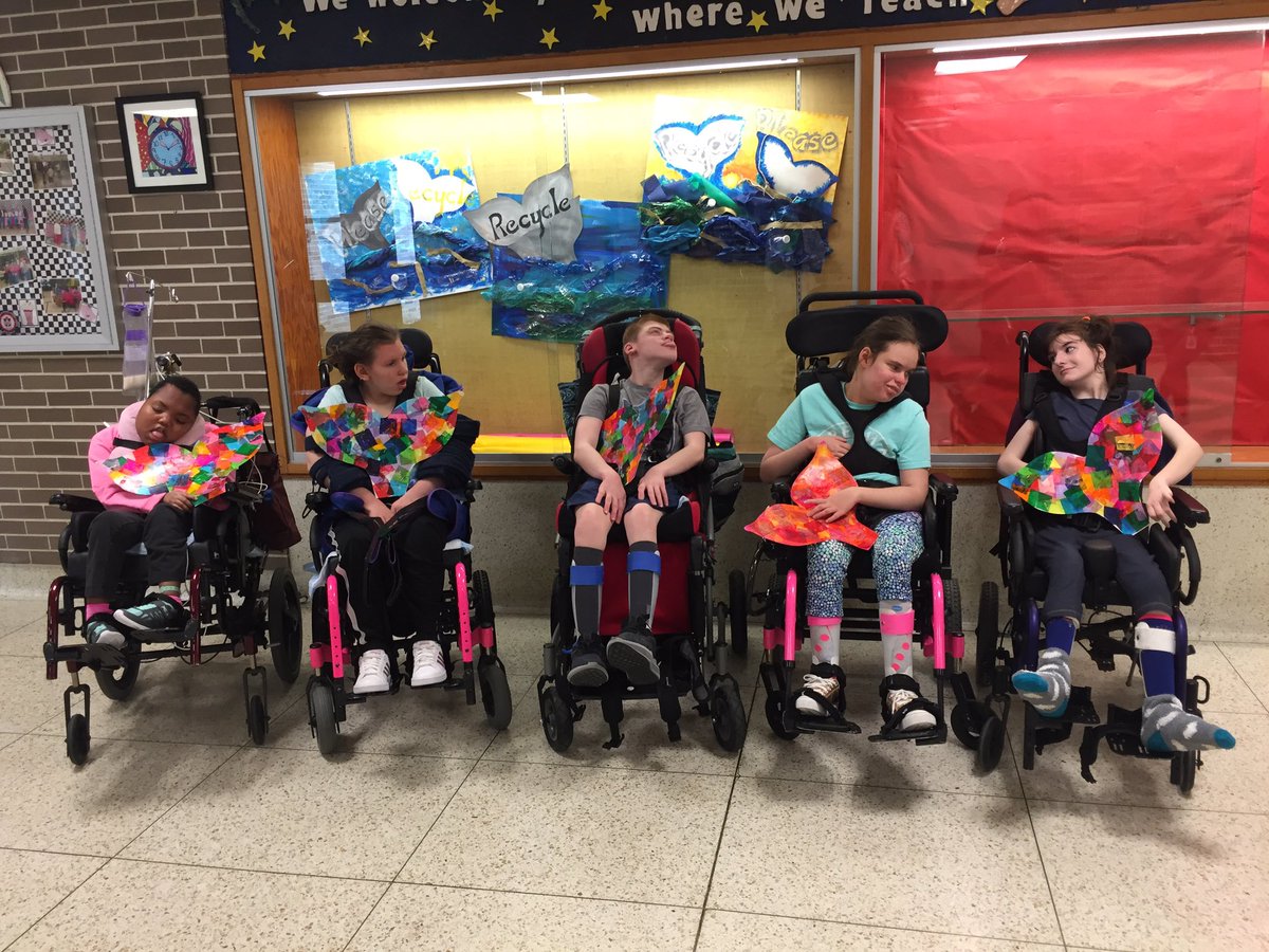 The recycle theme in @CBSD_MissB’s room was used in our art class to create colorful yet powerful messages about the environment. #KeepOurOcean  Clean <a href="/CBUnamiMS/">Unami Middle School</a> <a href="/CBSDart/">Cҽɳƚɾαʅ Bυƈƙʂ Aɾƚ</a>