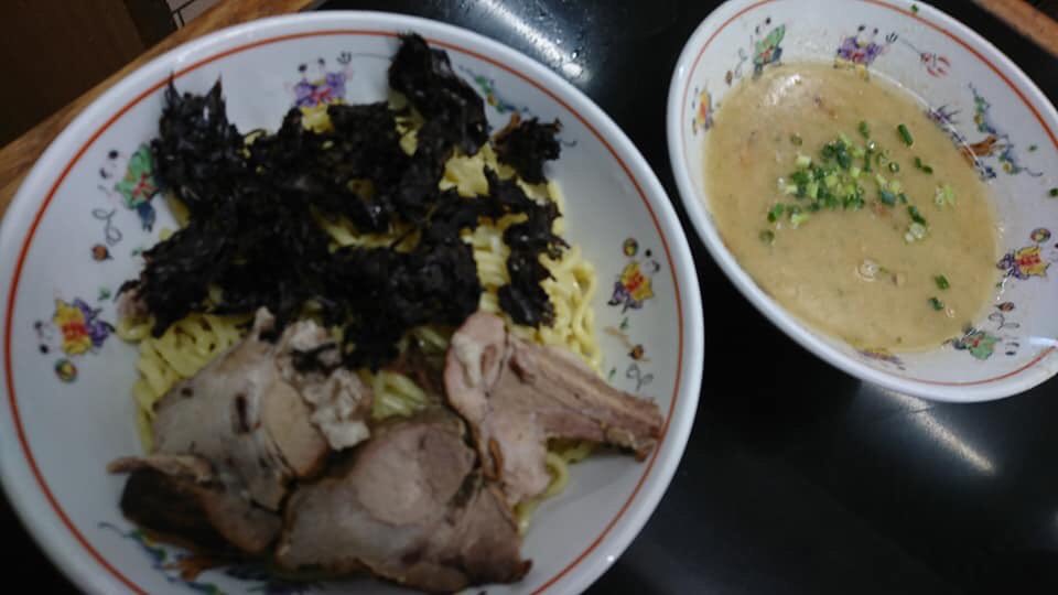 新たな限定！
肉エビ塩ラーメン🍜！！
2種類のチャーシューが入っており、塩とエビのマッチングといったらハンパねぇ〜😆✨
好評発売中です！
夜からつけ麺もできますのでよろしくどんぞ！！
#勝龍
#新潟
#小千谷
#ラーメン
#限定
#よろしくどんぞ！！