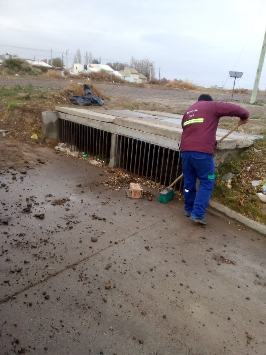 Defensa Civil, continua con los trabajos de limpieza de alcantarillas ante las probabilidades de lluvias.