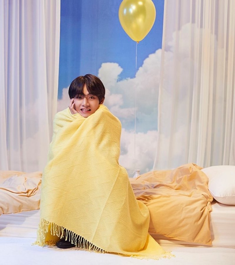 taehyungpic's tweet photo. He looks so smol and cute 😭😭😭

#방탄소년단 #뷔 #방탄소년단뷔 #태형 #BTS #V #BTSV #taehyung @BTS_twt https://t.co/956KsWP23v