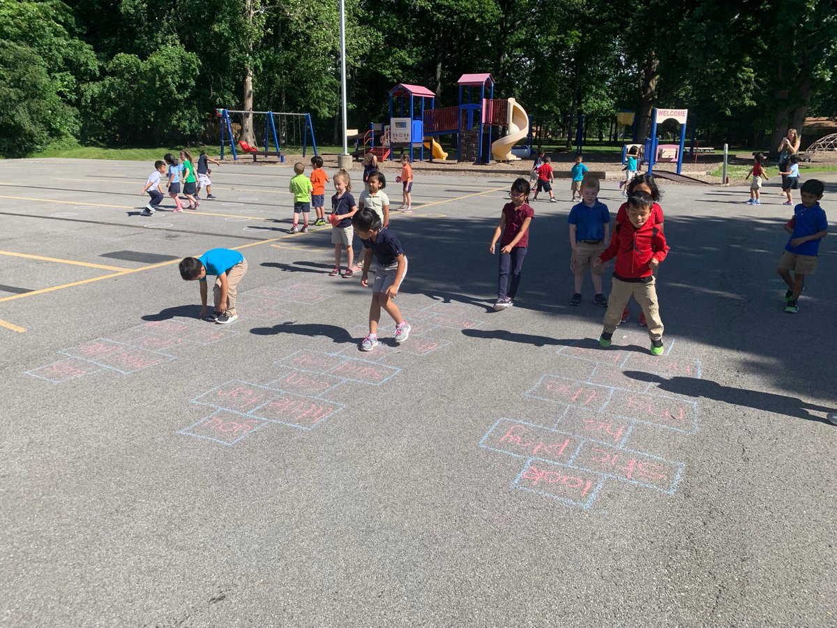 Douglasmac_Elem's tweet photo. Jump Start students @Douglasmac_Elem did some learning outdoors by practicing reading/writing short vowel words and reading sight words.
#jumpstart #futurefirstgraders https://t.co/Umq3vEwMBc