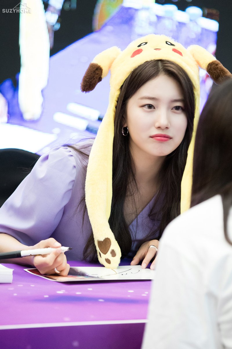 SuzyHome's tweet photo. 190613 클라렌 팬사인회 #수지 #Suzy ❤️❤️ https://t.co/0QvKOdgayz
