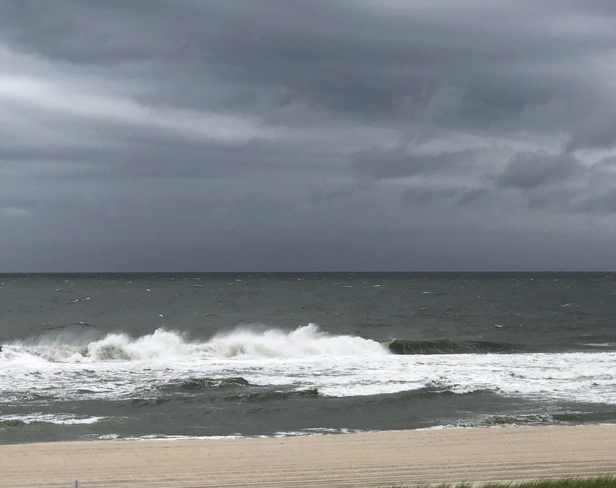 LorraineZiff's tweet photo. Sometimes I love days like this #darkandmoody #weather #rainyday #angryocean #reasontochill https://t.co/magqJmZ2lq
