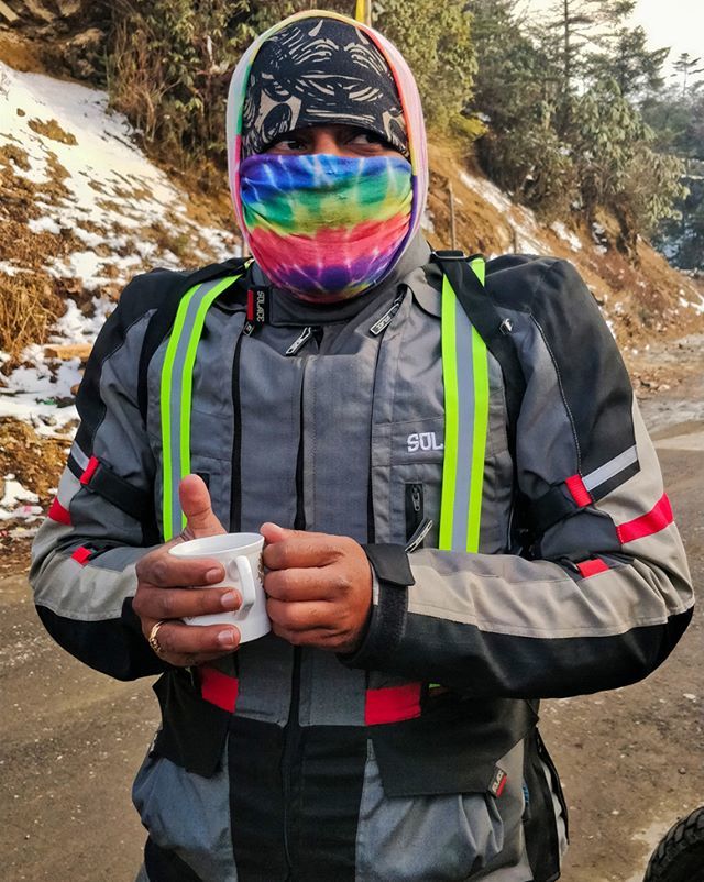 weekendonwheel2's tweet photo. See what the snow on my beard did to me , i had to fully cover myself and have some Lal chai to warm myself... .
.
.
Riding gear @solace .
,
,
,
.
.
.
#weekendonwheels #wow #motorcycle #wanderlust #travel #travelgram #photooftheday #sky #instagood #trave… https://t.co/5wuTcplOcw https://t.co/hfObkCuudq