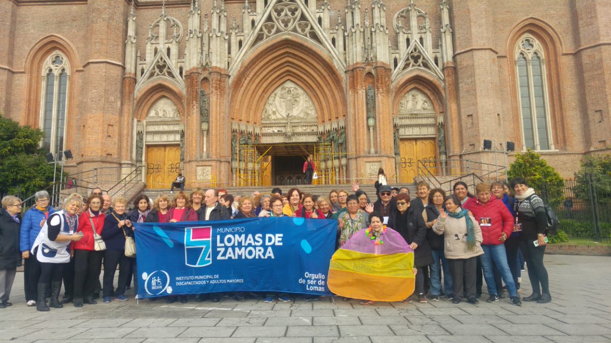 ImdiamLomas's tweet photo. #AdultosMayores | Unos 80 vecinos concurrentes a los Centros de Jubilados y Pensionados "No Queremos ser olvidados" de #VillaLamadrid y "El Progreso" de #LomasEste participaron del programa #RecorriendoNuestrosPueblos en una visita a #LaPlata. https://t.co/a7C5ui37sb