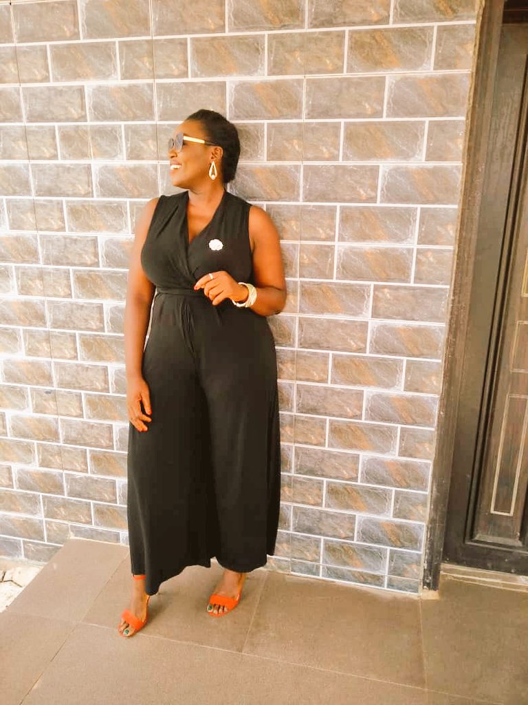 Mosopemi's tweet photo. The sun is shining so bright in Ogun state! Some Thursdays are for tuning up! 
#weddingguest 
#iyameto https://t.co/kwYZf2EXtD