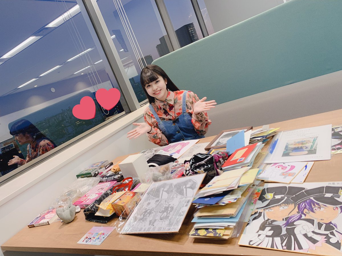 5thライブで初めて
プレゼントボックスを置いて頂けたので
私の元へ皆様の愛が届いたよ！！😭✨
イラスト、色紙やお手紙
本当にたくさん貰ってしまった…
いつか必ず、頂いた愛以上のものを
皆様にお届けしますね！(  ｰ̀֊ｰ́ )✧
ありがとう！！💝