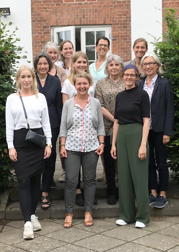 AnetteHauervig's tweet photo. All smiles at our #ekons two days seminar in Middelfart. Great to meet with the advisory board members from Finland, Norway and Australia. Comprehensive empirical data collection completed > we have achieved our objective for year 1 #sdudk @VELUXFONDEN #digihealth #emailresearch https://t.co/PPpNFhq1et
