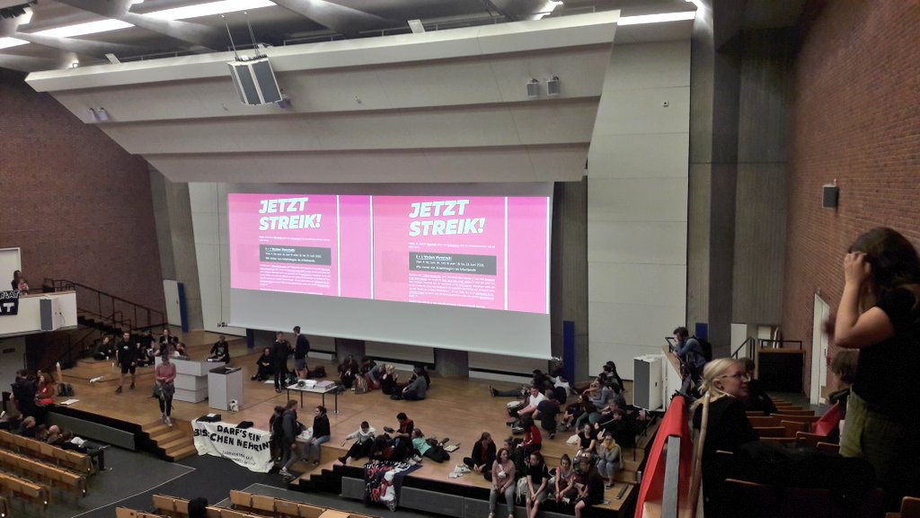 benkeks's tweet photo. Heute vor nem Jahr im #tuberlin-Audimax.
#tvstud #tubesetzt #wirstreikenalle https://t.co/1eRbvZB99s