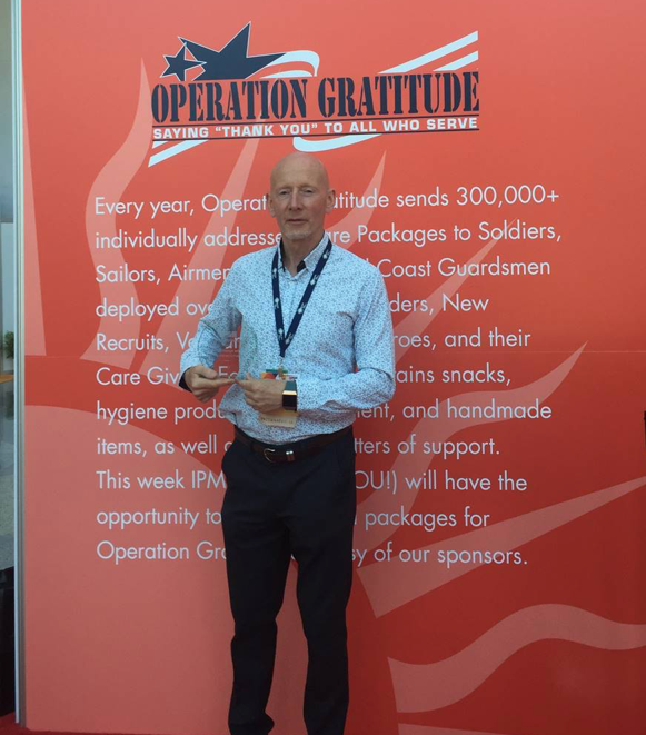 ChooseParkVia's tweet photo. We travelled to Anaheim, CA this week for @IPMInow's annual conference & look what we won! 🥇 We're thrilled to have picked up IPMI's Marketing Award for our PARK(ing) Day initiative with @QPark_UK! Award modelled by Sales Director, Gary 🙂 #IPMI2019 https://t.co/w1RfxbybxJ
