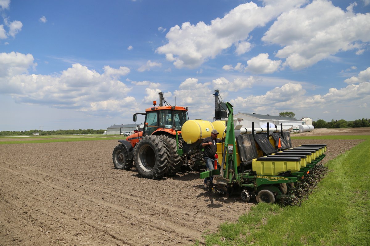 Central_ON_FS's tweet photo. It's Thankful Thursday (it's a thing- we just made it up). We want to thank our local growers and staff that helped us plant our Bringing You What's Next In Your Field plots in this difficult year. https://t.co/opZql9128D #BringingYouWhatsNext #BYWN19 #FSproud #FSPinthefield https://t.co/N9ezVTjvIi