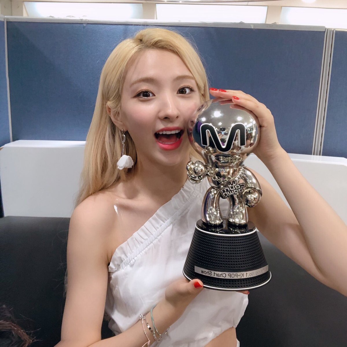 wujutrans's tweet photo. [T/IG] 190613 wjsn_cosmic update 

the honourable 1st win on #MCD made by ujungs!!!!! thank you so much 🙏🏻 I’m really happy that we were able to show you a more successful side of wjsn this time, you’ll continue to watch us in future too right? thank you, ujunghae❤

#eunseo https://t.co/aA8m9Ogn2X