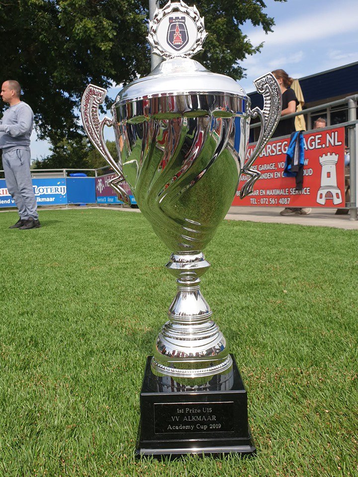meidenFCB's tweet photo. Twents regioteam O14 wint vv Alkmaar Academy Cup O15!! Profclubs Ado Den Haag, Excelsior Rotterdam, VV Alkmaar, SC Heerenveen en Feyenoord achter zich latend. Genoeg talent in Oost!! @KNVBOost https://t.co/TsfEPMsNxp