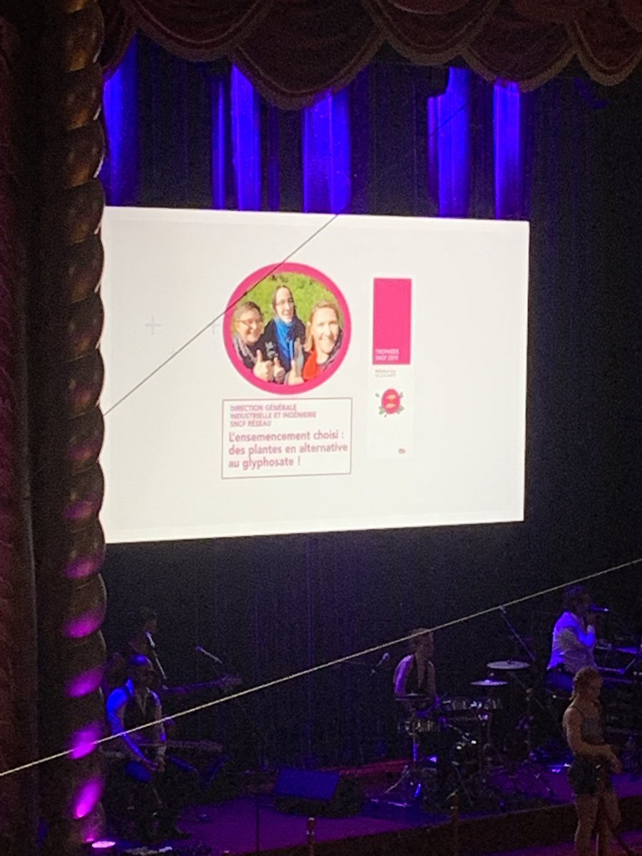 Bravo à l’équipe <a href="/SNCFReseau/">SNCF Réseau</a> qui vient de remporter le #TrophéeSNCF « Préservation de la #Planete » 2019 pour son initiative d’ensemencement choisi : des plantes en alternative au #glyphosate 👍👏👩‍🎓 #DeveloppementDurable #environnement