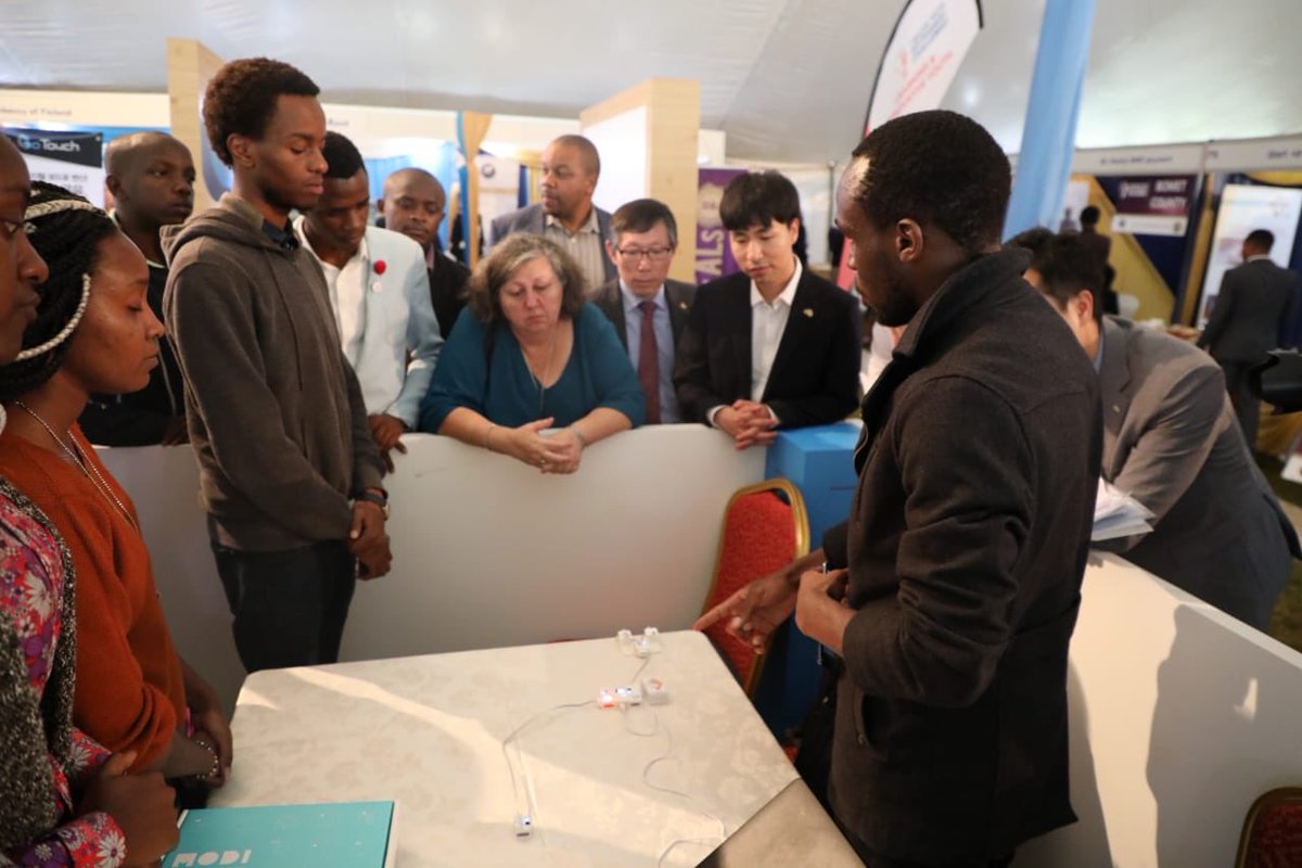 Lucas_Odhiamb0's tweet photo. Food security🌽, aids for the visually &amp; hearing impaired, emergency responses🚨 &amp; job creation👩‍⚕️👩🏾‍🚀👩🏻‍✈️👨‍💻👨‍🍳! Different solutions to different challenges by young innovators 🧠 at the #NairobiInnovationWeek 

#NIW2019
#GenUnlimited https://t.co/vX1cQS40fK