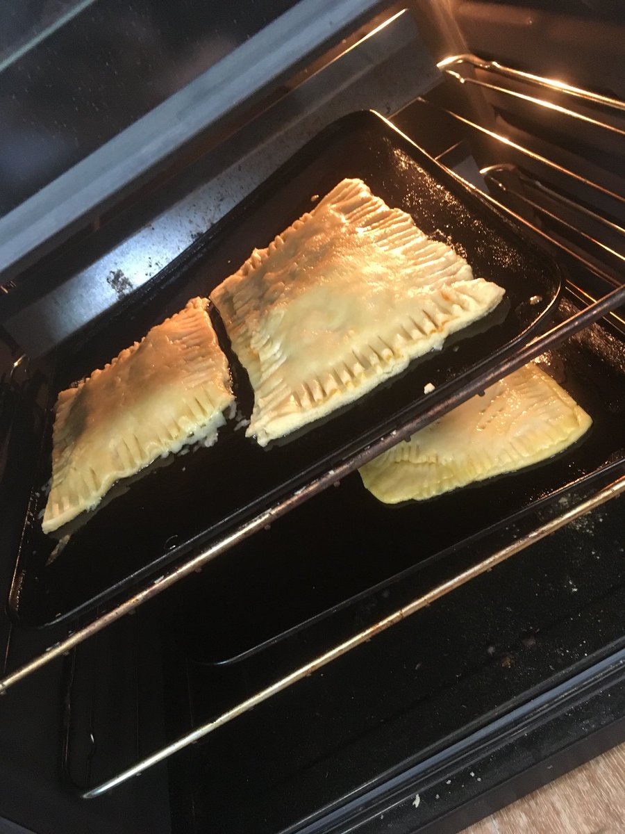 AlderwoodTech's tweet image. First we prep #pastry #pizzapockets #notquiteapasty