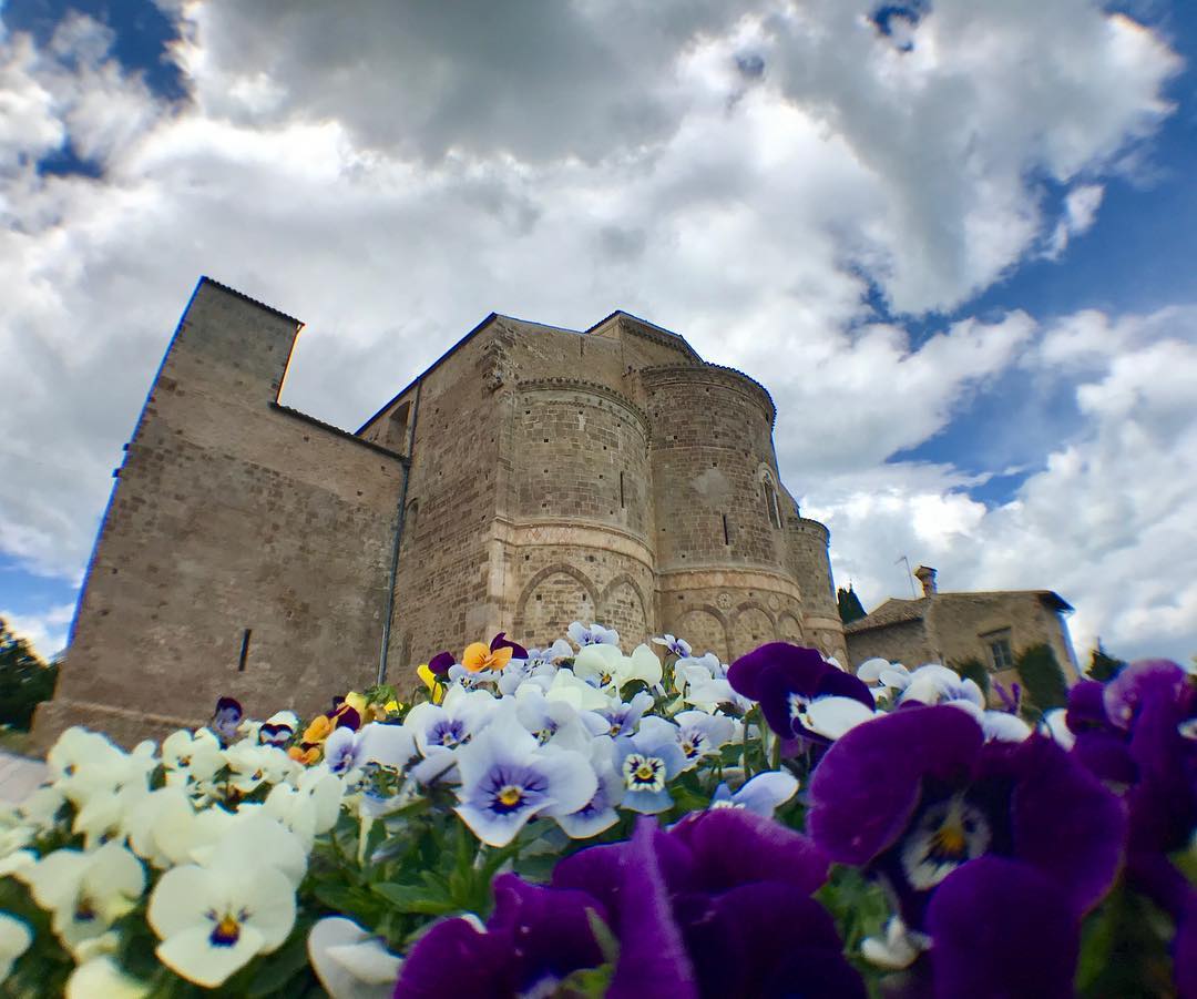 Die Schlüsselblumen und die Wolken rahmen die Abtei von San Giovanni in Venere in Fossacesia ein. Sie wurde auf den Resten eines antiken Venustempels erbaut und bewahrt innen einen wunderschönen Kreuzgang. Foto aus  Instagram @piscitelliluana
#Abruzzo #turismo #cultabruzzo