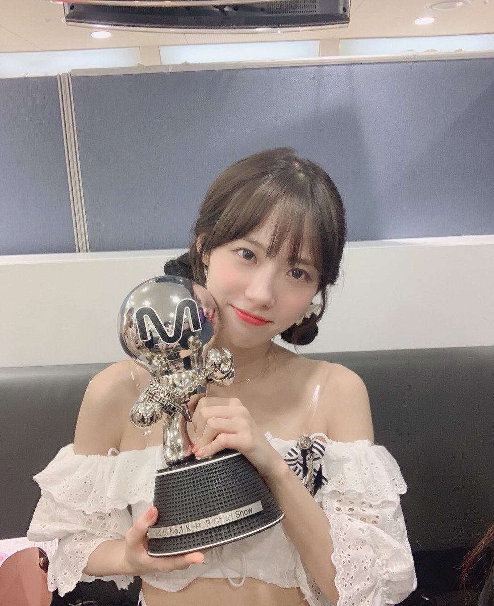 e_llludda's tweet photo. 첫 엠카 1위!!🏆 🏆 
지금의 우주소녀가 있기까지 많은 도움주신
스타쉽식구들 스탭분들 다 너무너무 감사해요ㅜㅜ우정들이 안겨준 이 트로피 잊지않고 더더더더!!!! 
대견한 우주소녀 될 수 있게, 우주소녀 믿고 따라갈 수 있게! 노력할게요
계속 이렇게 함께 해줘요 우정😢 #우주소녀 #루다 https://t.co/atM2hLN7AC