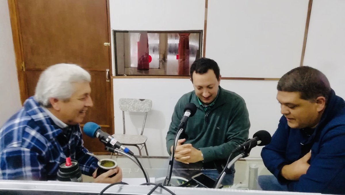 91valesuarez's tweet photo. En radio 📻 Casupá nuestros compañeros @GermanLapasta @PNacional262
#EstamosPreparados #Animatealonuevo #Juntossepuede #Lapasta262🔹#Floridacrececontigo ❕ https://t.co/gDXorLxa91