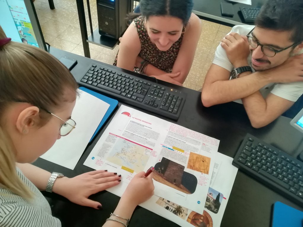 editoriaUnicatt's tweet photo. Quando si dice "lavorare sul testo" e farlo per davvero ✏️ Masteristi all'opera su testi di #editoria scolastica tra modifiche e caccia di refusi 📚 Ultime intense lezioni al #master #ProfessioneEditoria 📚 https://t.co/zv7GB33c0r https://t.co/IfkgIL5bM1