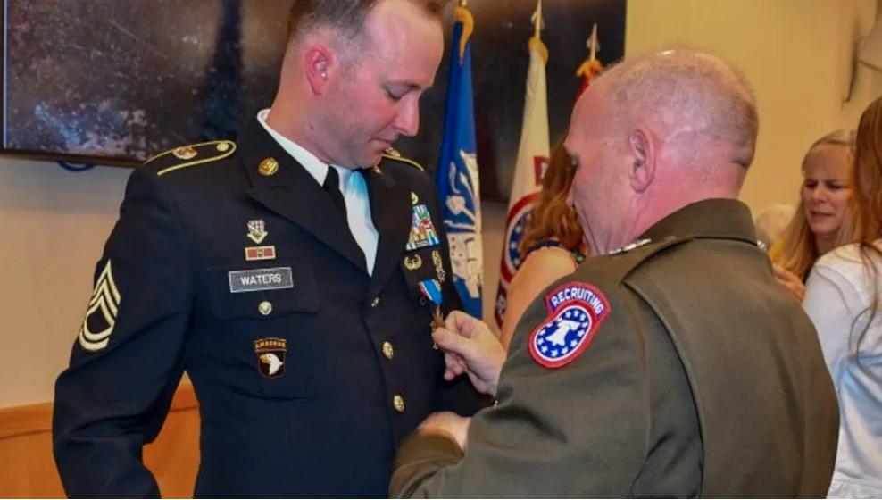 USArmyReserve's tweet image. #USArmyReserve Sgt. 1st Class Gregory Waters is awarded the Distinguished Service Cross for dragging fellow Soldiers to safety under enemy fire in Afghanistan: bit.ly/2KMAflL