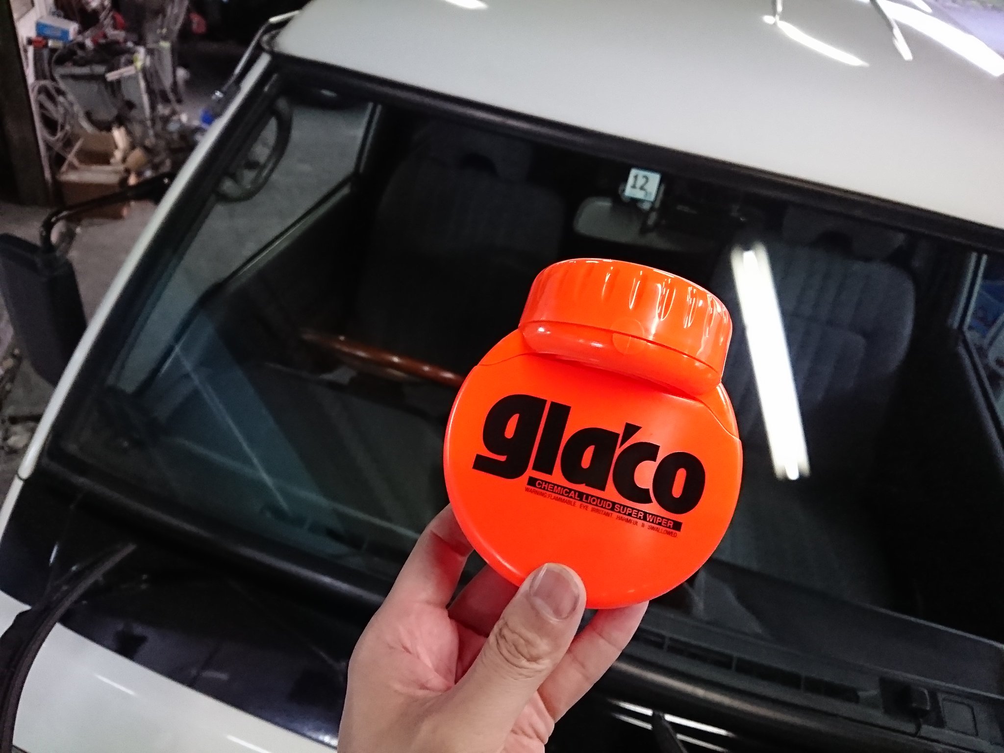 小春 梅雨の季節到来ですのでガラスの本気メンテナンス コンパウンド で磨いて表面リセットして脱脂してガラコ塗り込み二回 ブレードも交換 サイドミラーは親水施工 ガラス内側は水拭き カラ拭きで曇り防止 市販の撥水材は個人的にはガラコに落ち着いて