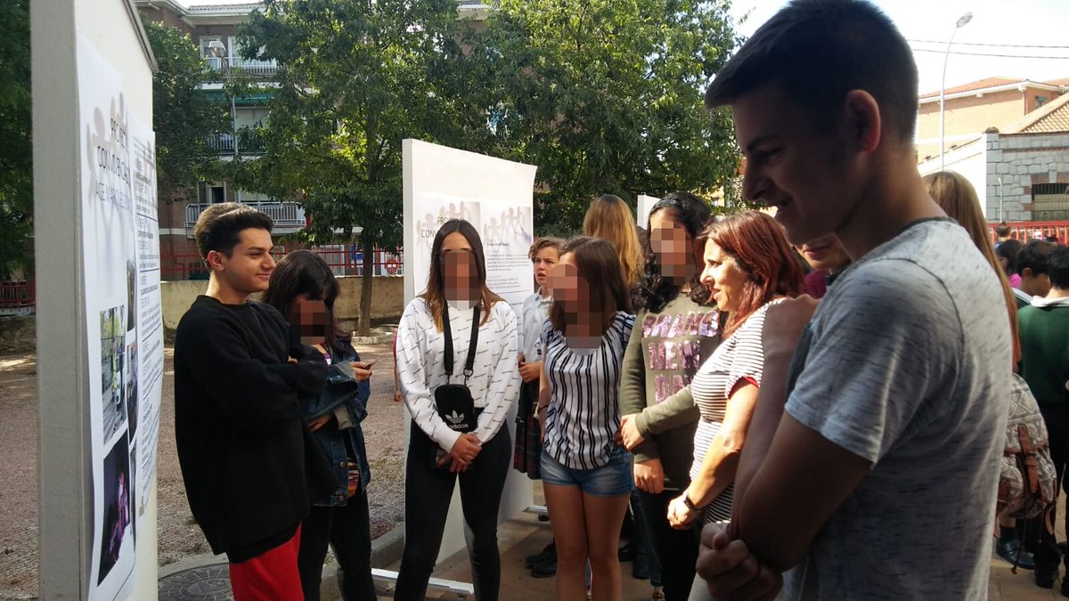 ACEColmenar's tweet photo. La Convivencia como eje de #respeto, #tolerancia, #igualdad, #inclusión...
Nerviosos y con timidez participamos exponiendo nuestros Proyectos en la I #JornadaConvivencia organizada por la #CasadJuventud en #ColmenarViejo. Vemos interesantes formas de trabajo. @colmenarjoven https://t.co/0qwcAuqp2a