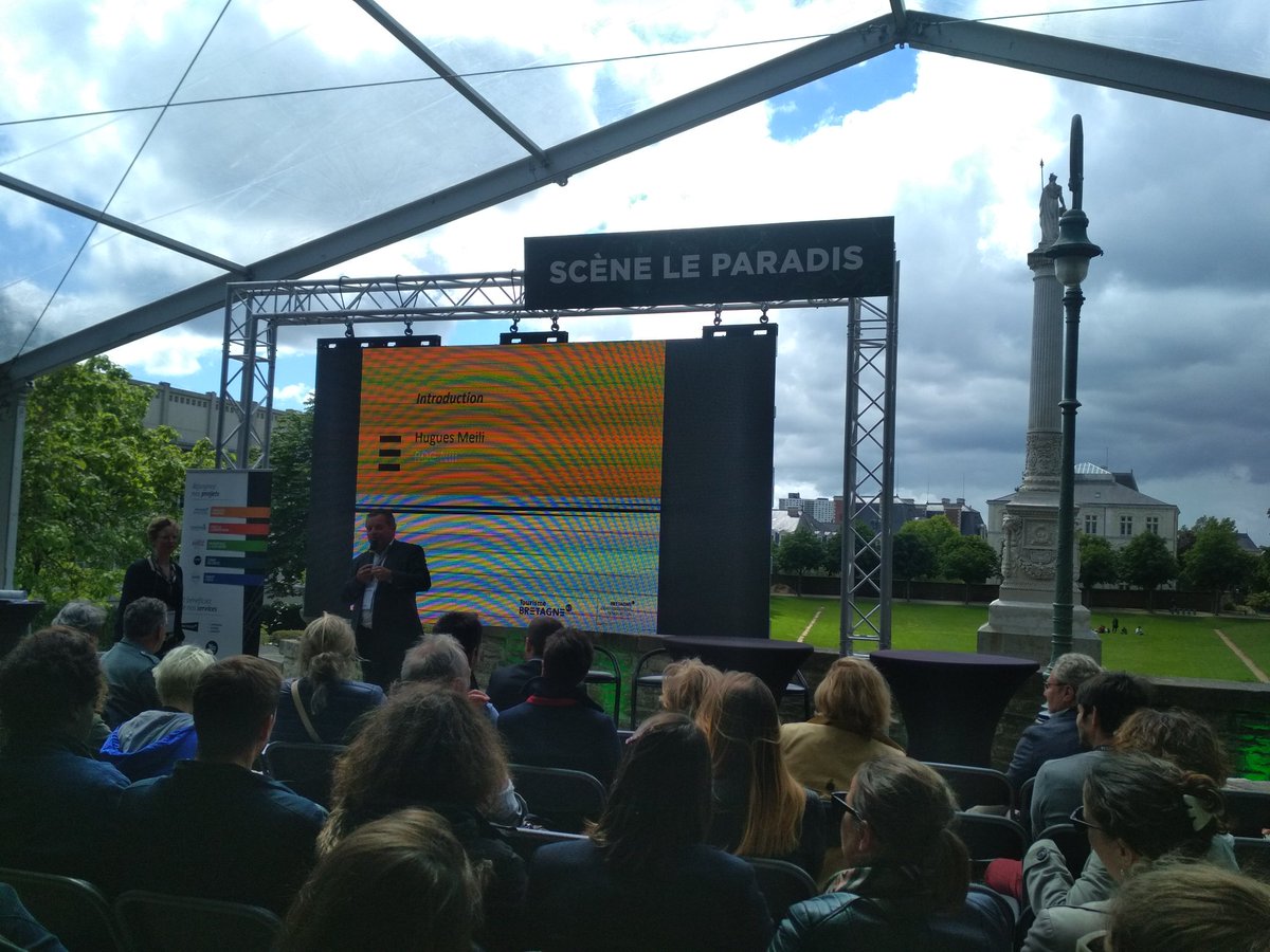 Une fenêtre de soleil sur la scène du #paradis pour la rencontre des partenaires de la marque #Bretagne <a href="/BretagneBDI/">Bretagne Développement Innovation</a> et le mot d'accueil avec Hugues MEILI <a href="/Niji_Digital/">Niji_Digital</a>